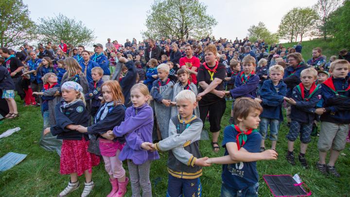 Børn der holder hinanden i hånden